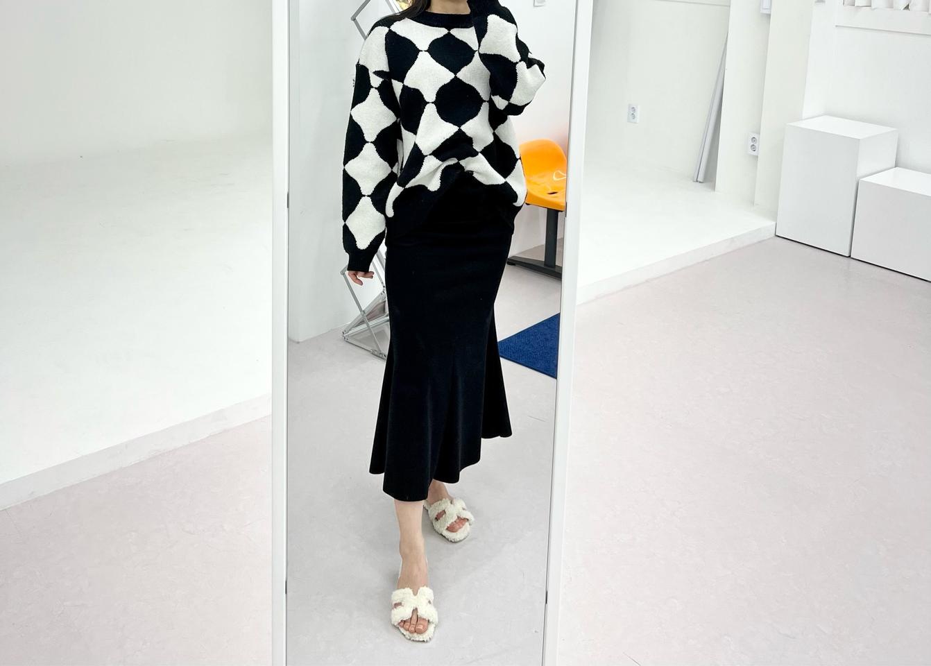 # (남녀공용) 블랙앤화이트 아가일 패턴 니트 라운드넥 오버핏 스웨터