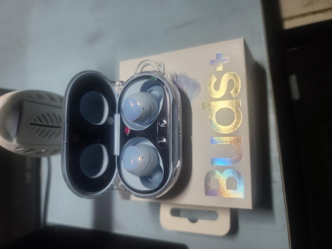 갤럭시 버즈 플러스 (하늘색) 팝니다.