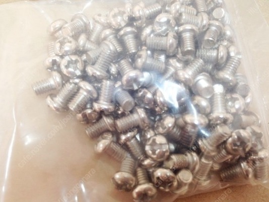 둥근 머리 볼트 4x6 400개입니다.