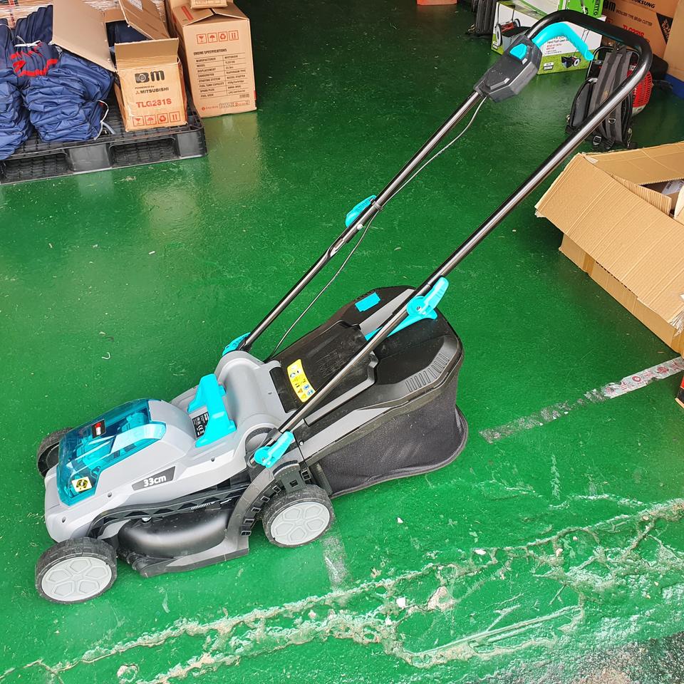 충전식 잔디깎이(영상 촬영용 1회 사용) 1회 충전 100평 작업