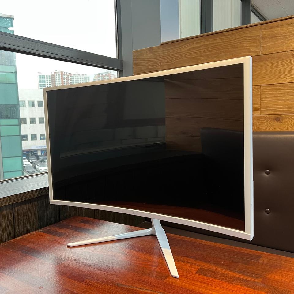 담원 초슬림 화이트 32인치 144주사율 커브드 모니터 판매합니다