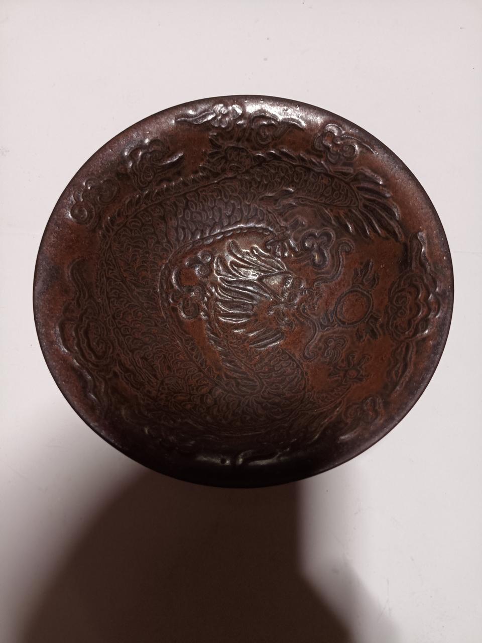 용무늬를 조각한 접시 골동품
