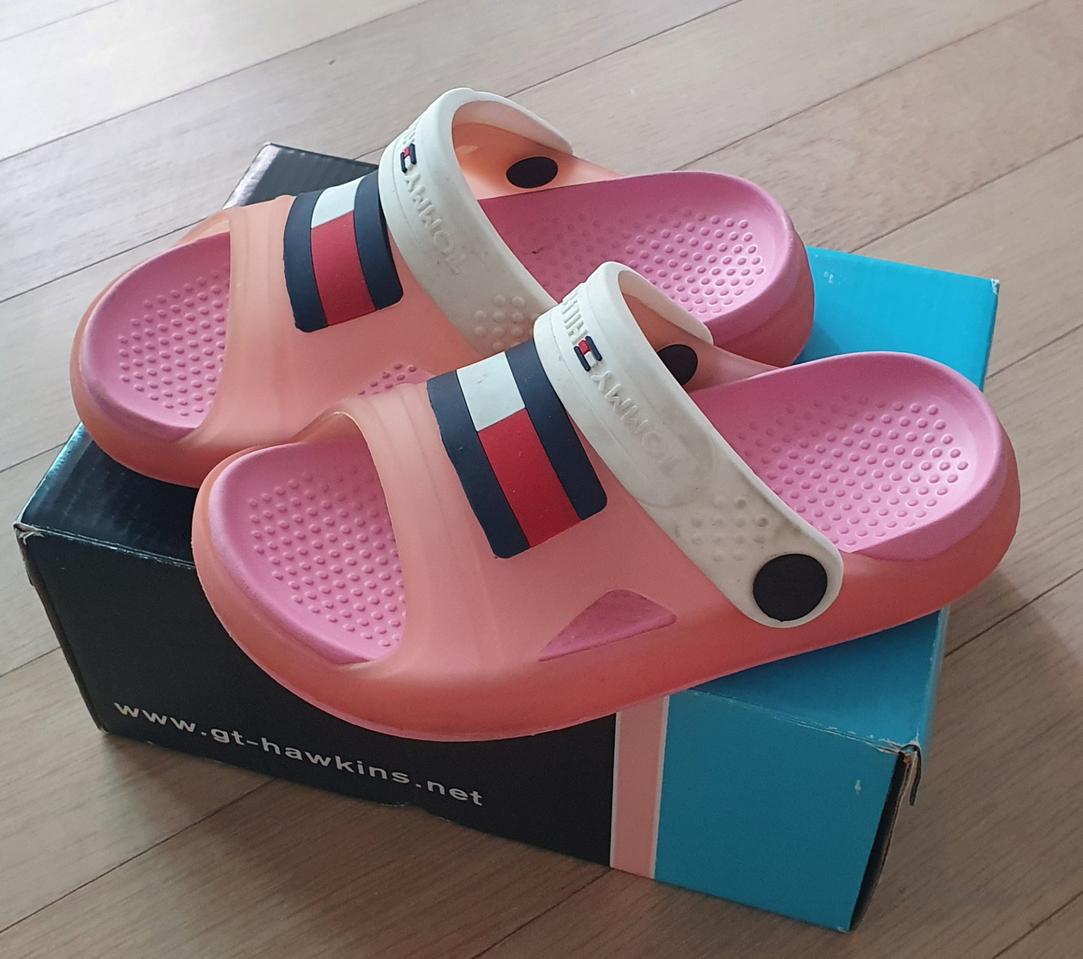 타미힐피거 크록밴드스탈 샌들