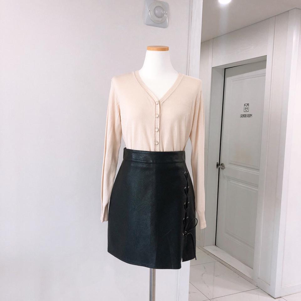 넥라인 포인트 브이 니트가디건(아이보리)