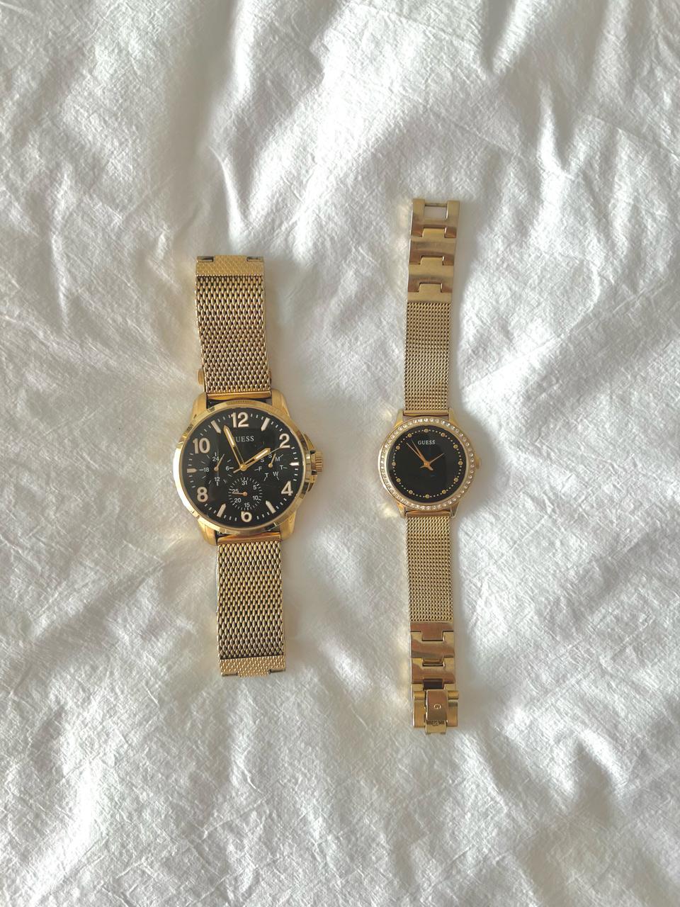 게스 골드 메탈 블랙 다이얼 커플 시계