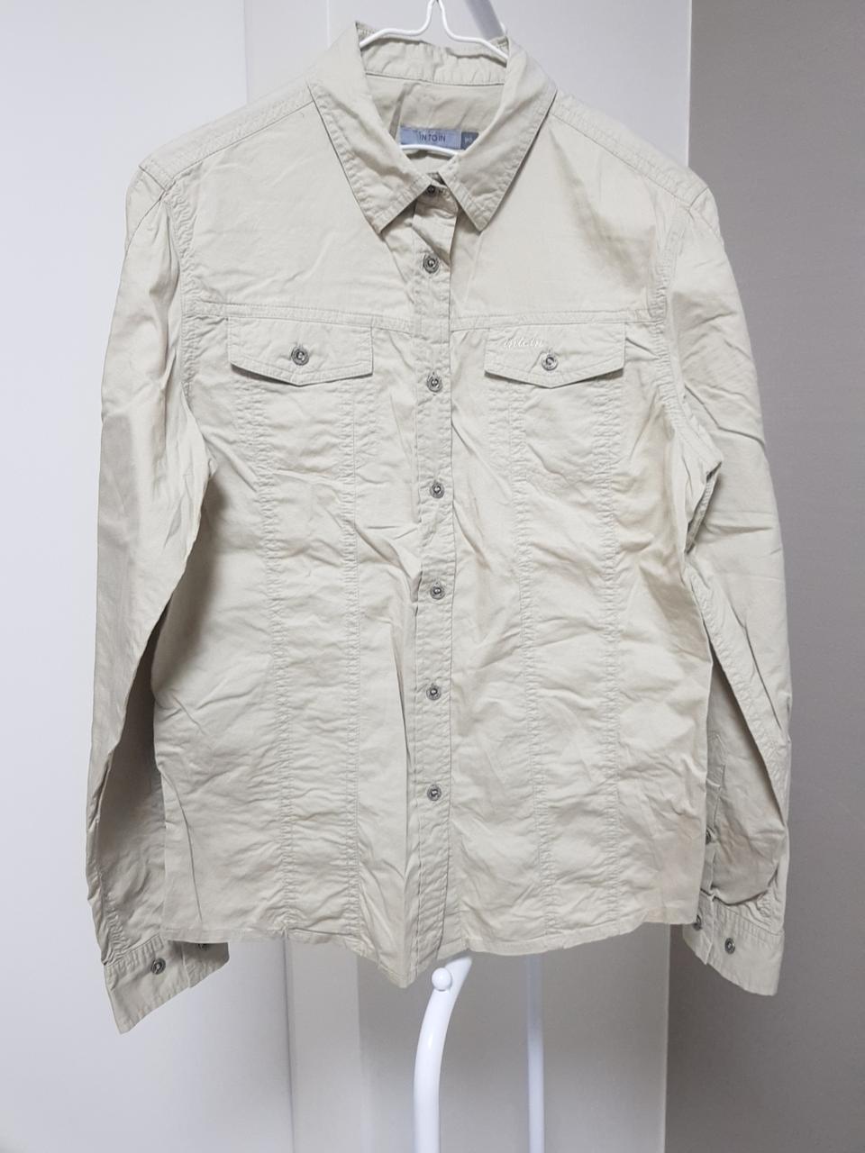 인투인 연카키색 남방 90사이즈 몇번안입음