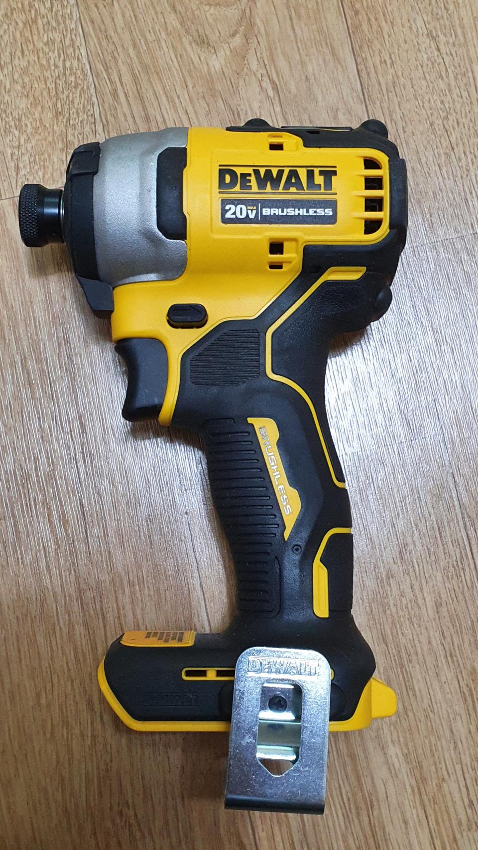 디월트 임팩트드라이버 DCF809 새제품