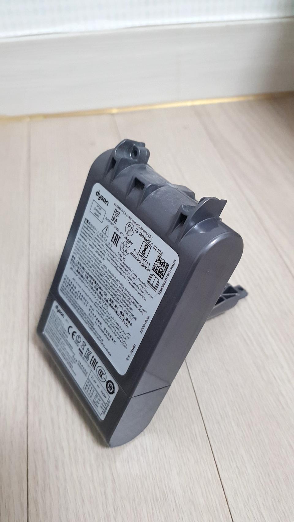 거의 다 쓴 다이슨 청소기 배터리 sv11