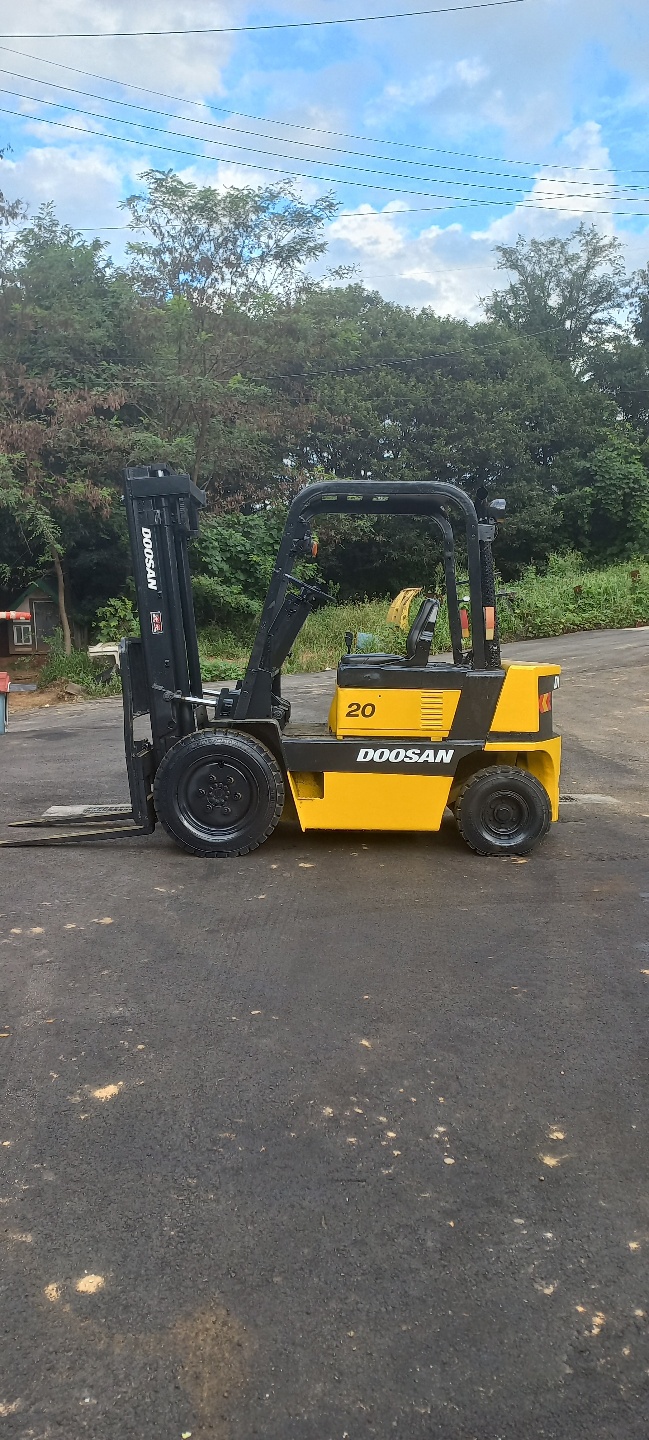 두산 LD2톤 디젤지게차 팝니다