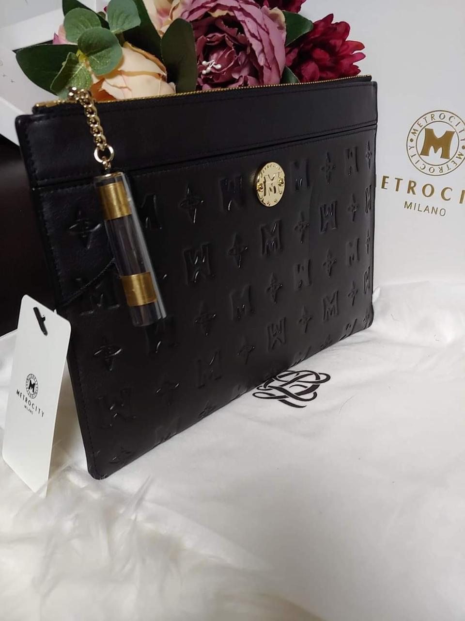 메트로시티  여성의 명품 클러치백 거의 미사용 새상품 선물로 가능합니다