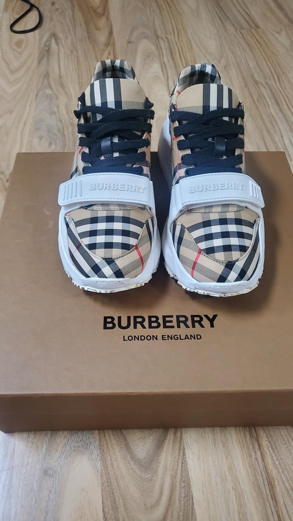 버버리 스니커즈