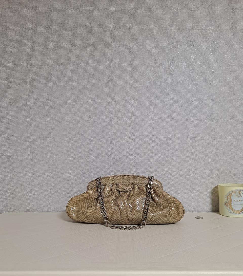 바나나리퍼블릭 파이톤 패턴 클러치백