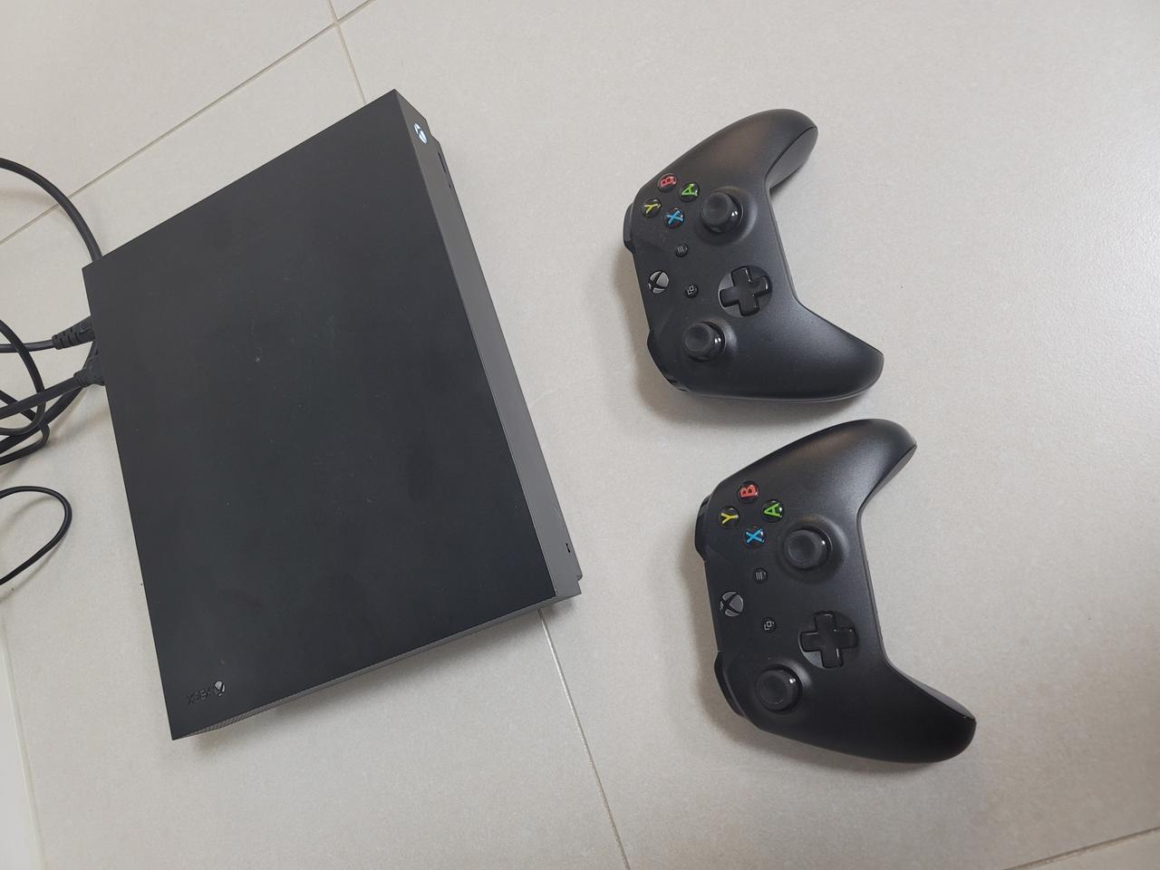 XBOX ONE X + 조이패드 2개