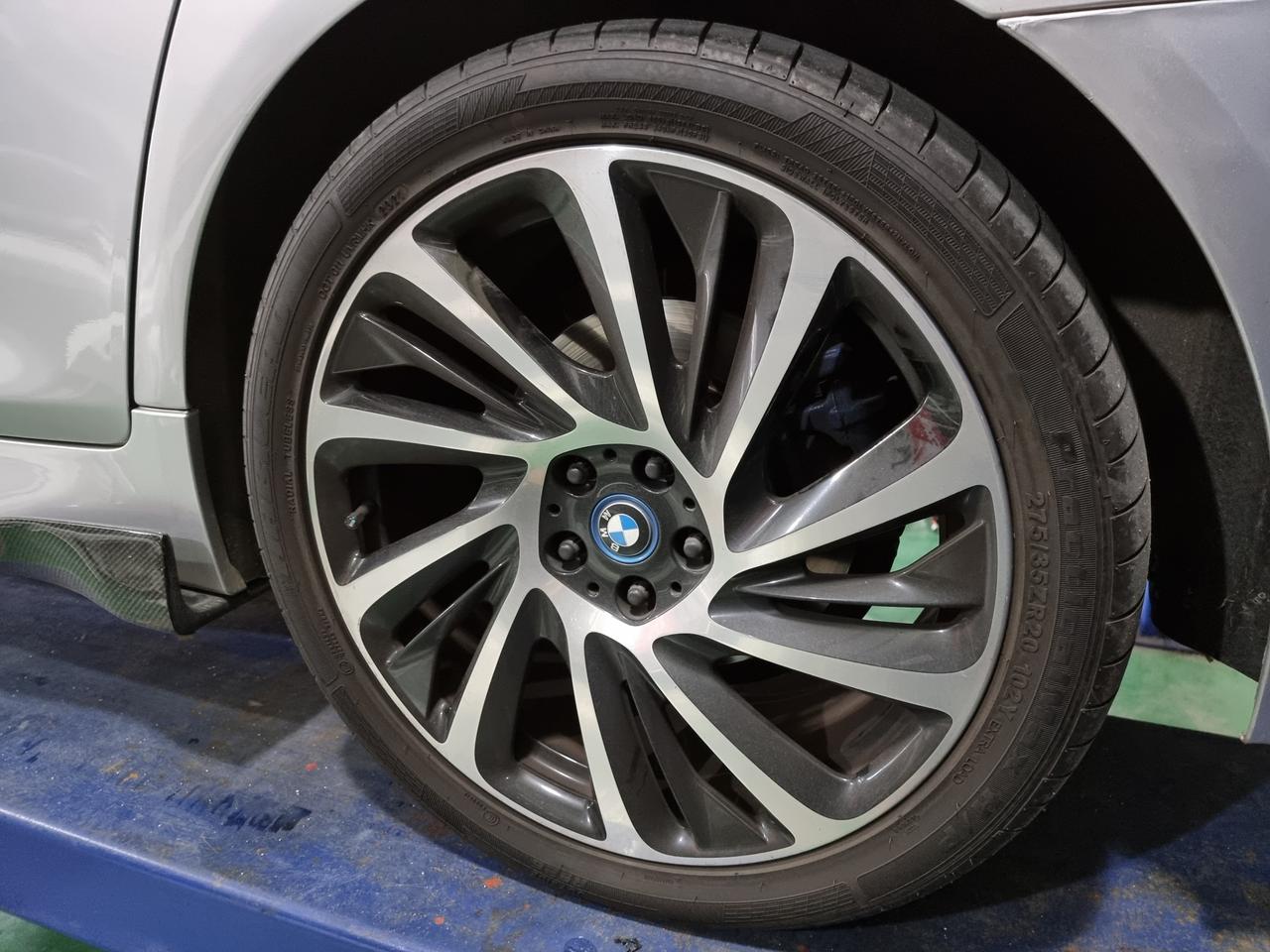 BMW i8 정품 휠4ea판매합니다 50만원(타이어포함)