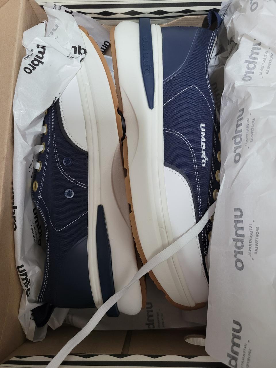 (새상품) 엄브로운동화 270MM