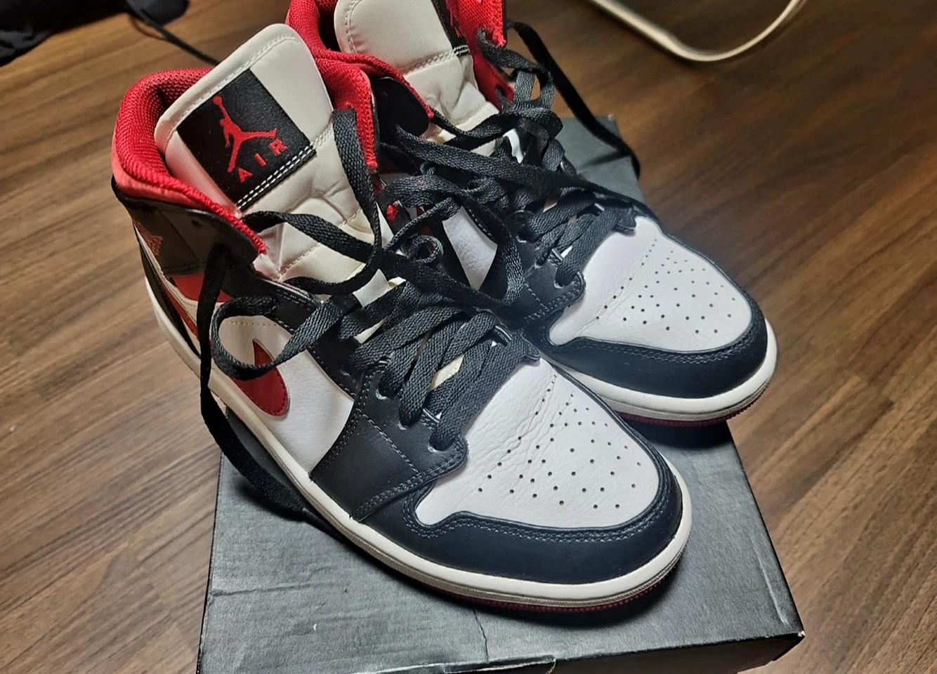 조던1미드 짐레드 피고래