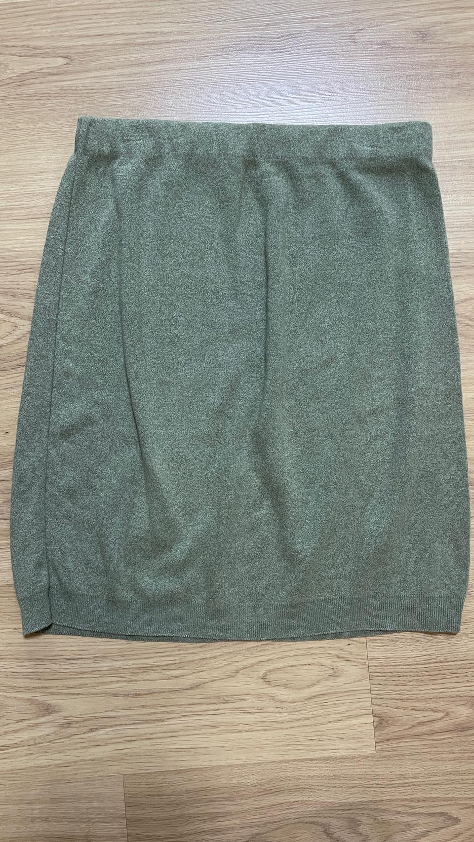 연한 쑥색 니트 스커트