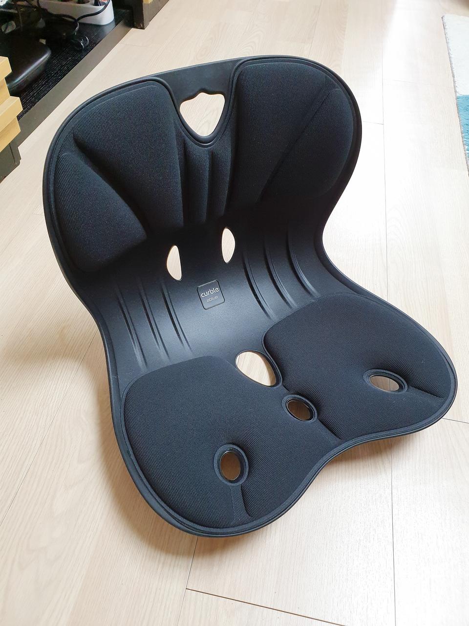 에이블루 커블체어 와이더 블랙 색상