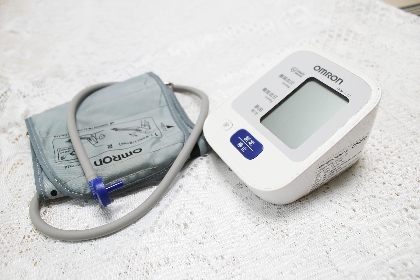 오므론 자동전자혈압계 HEM-7122