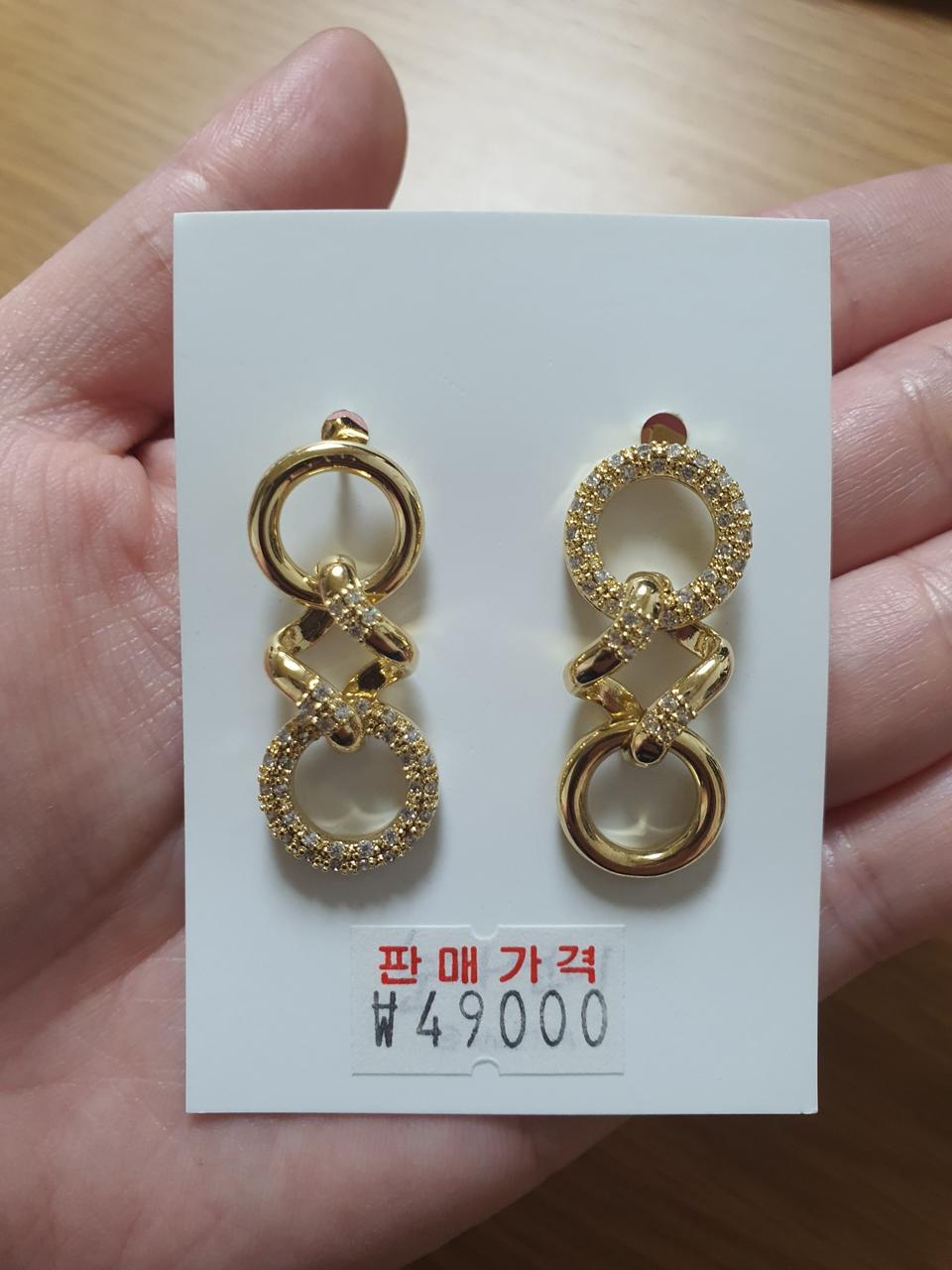 <새상품> 써지컬 큐빅 귀걸이