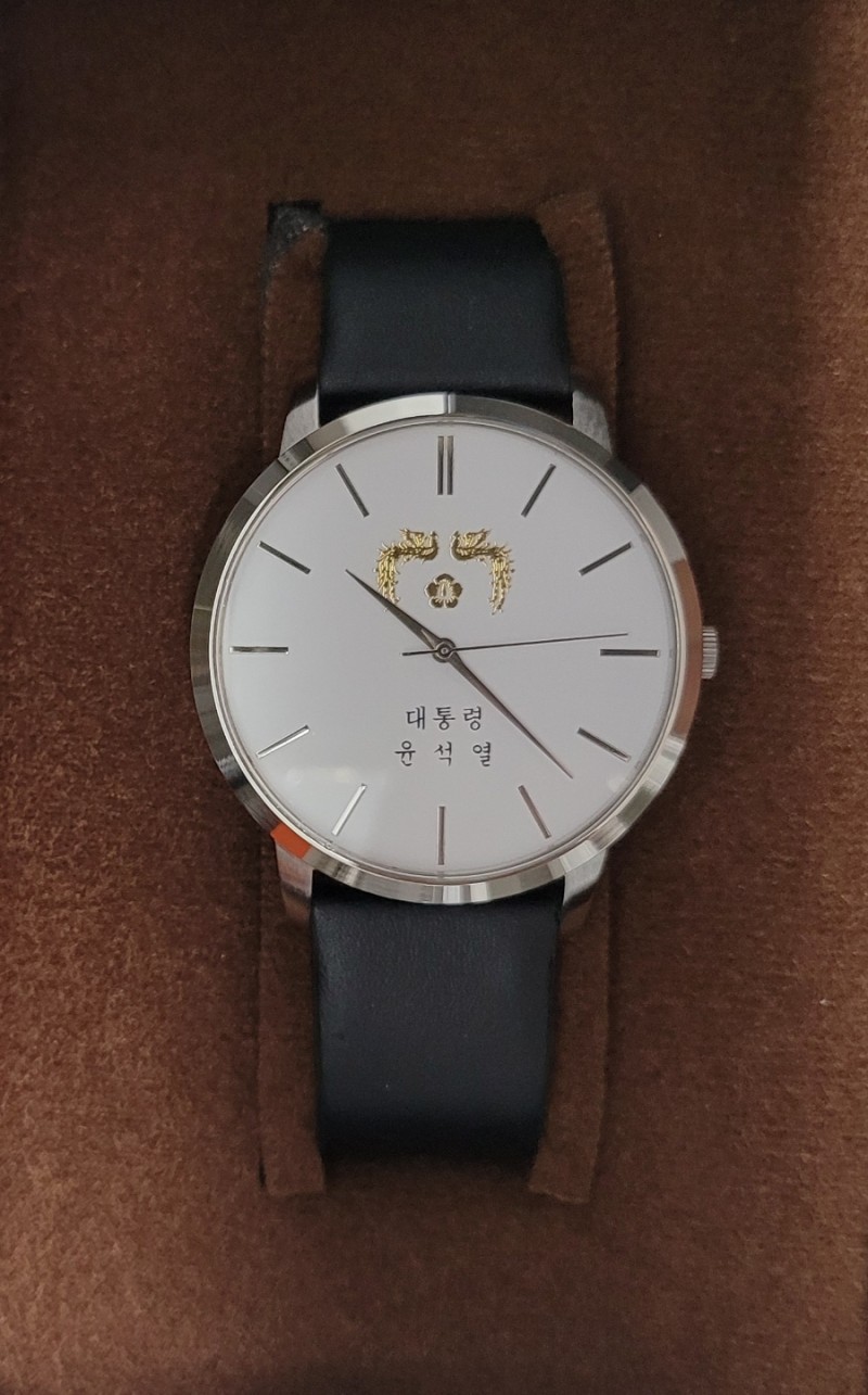 윤석열 대통령 남성용 시계 미사용