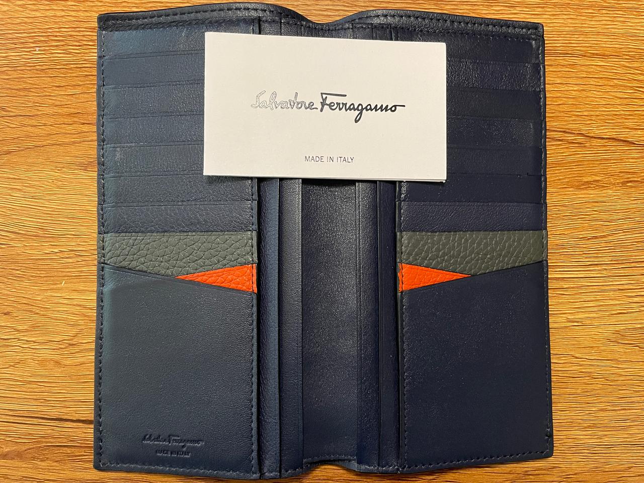 페라가모 지갑 더블간치니 남자 장지갑 (66A074 진회색, 블루마린)