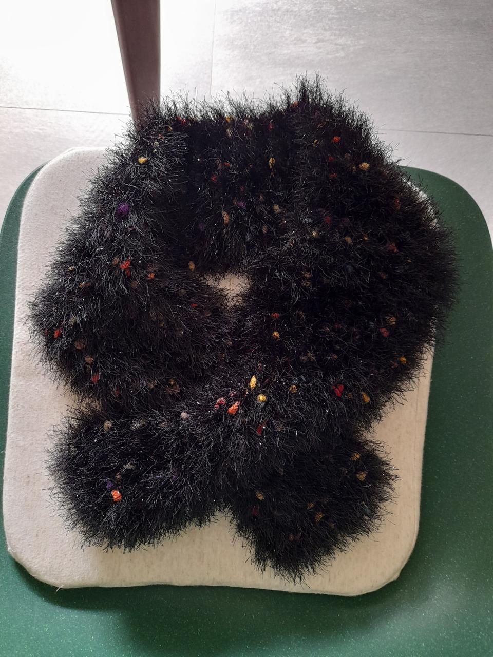 블랙 손뜨게목도리