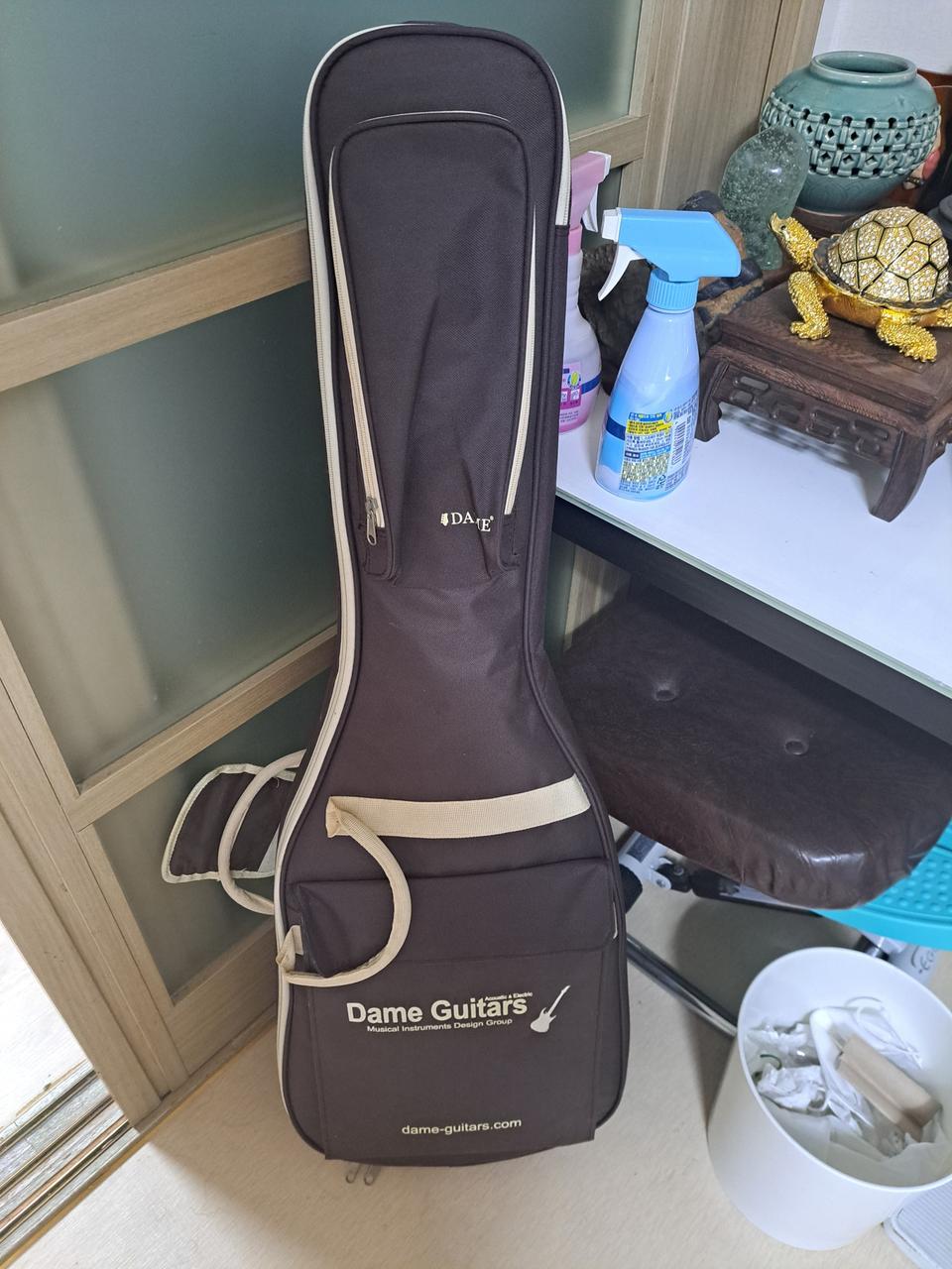 데임 일렉 기타 깨끗