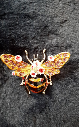 플라이비 브로치