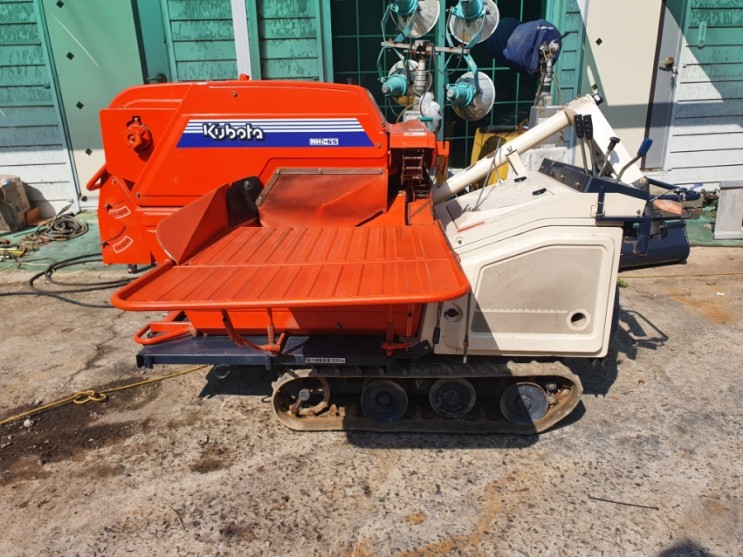 구보다 궤도탈곡기 