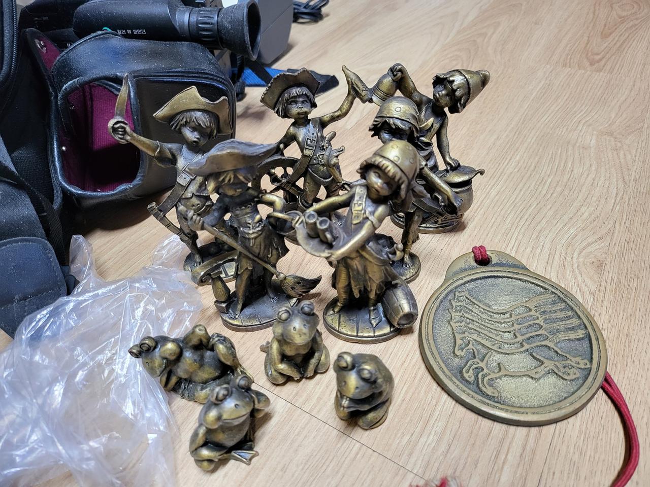 동으로 된 제품 인형 카페