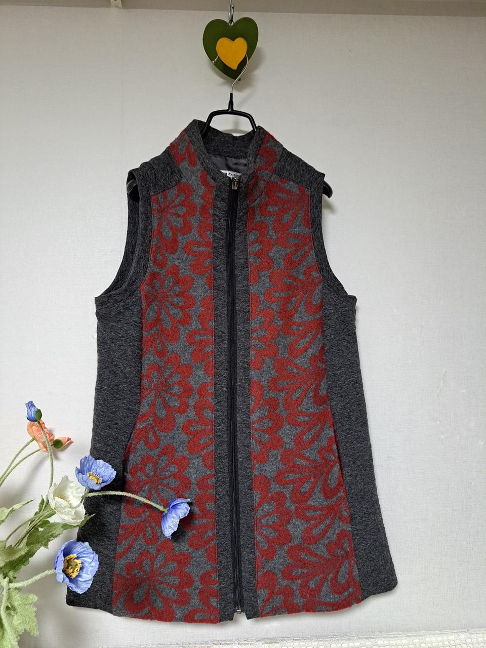 차콜 꽃무늬 배색 보온성 좋은 하이넥 자크여밈 조끼