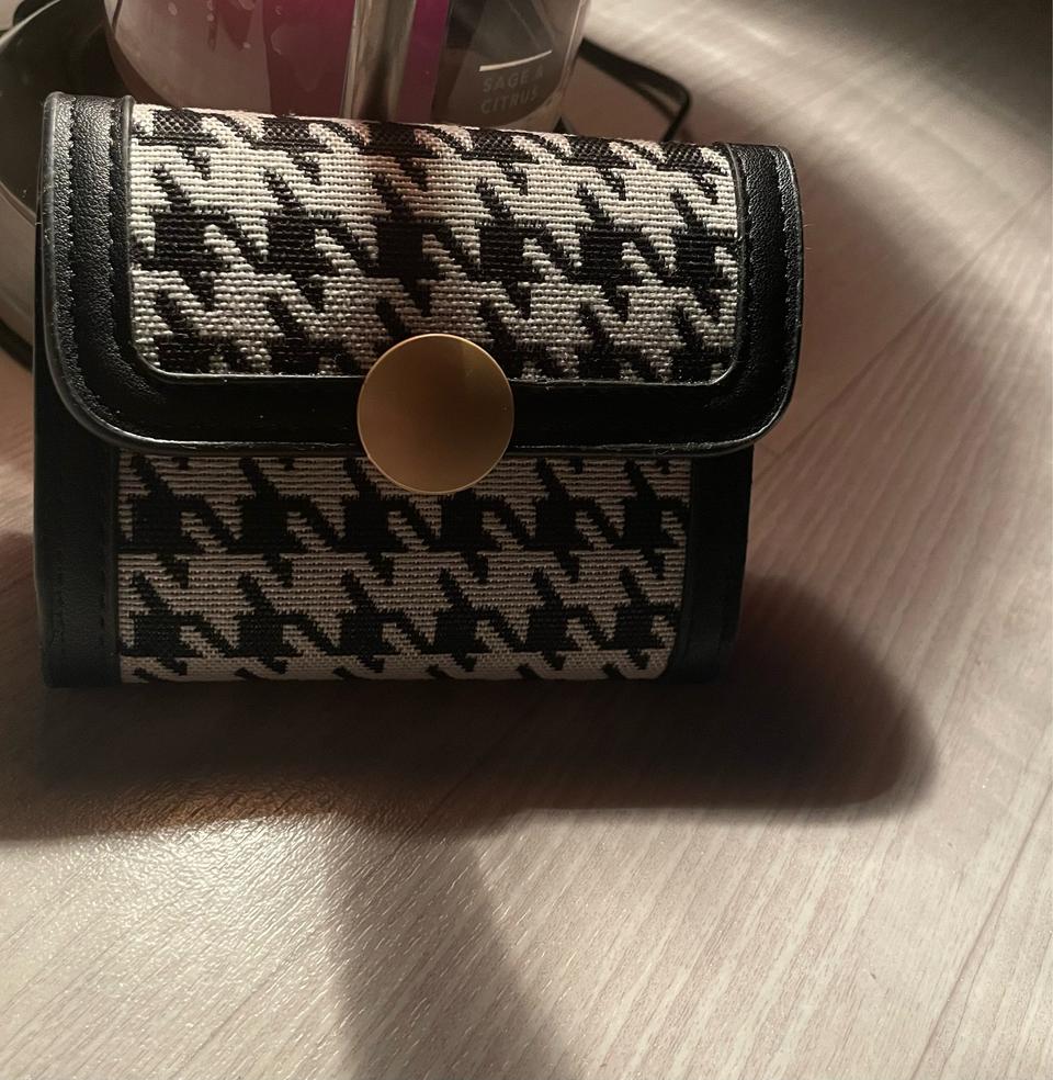 고급스러운반지갑. 새상품. 무료반값