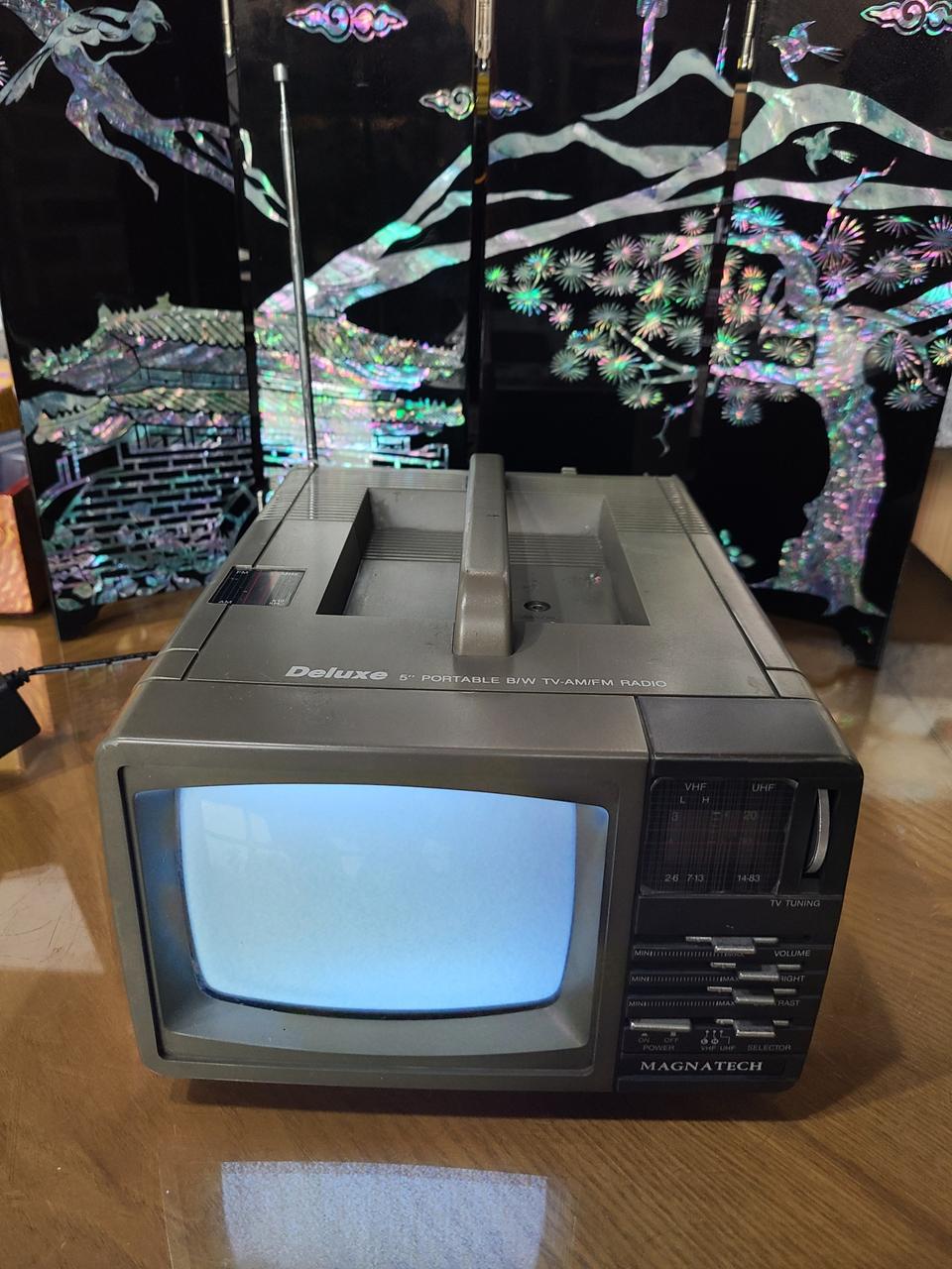 5인치 포테블 TV/AM.FM 라디오 | 헬로마켓