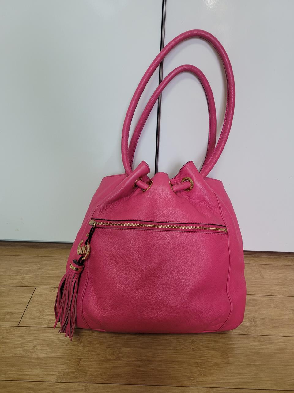 마이클코어스 핫핑크 쇼퍼백 (착용샷O)
