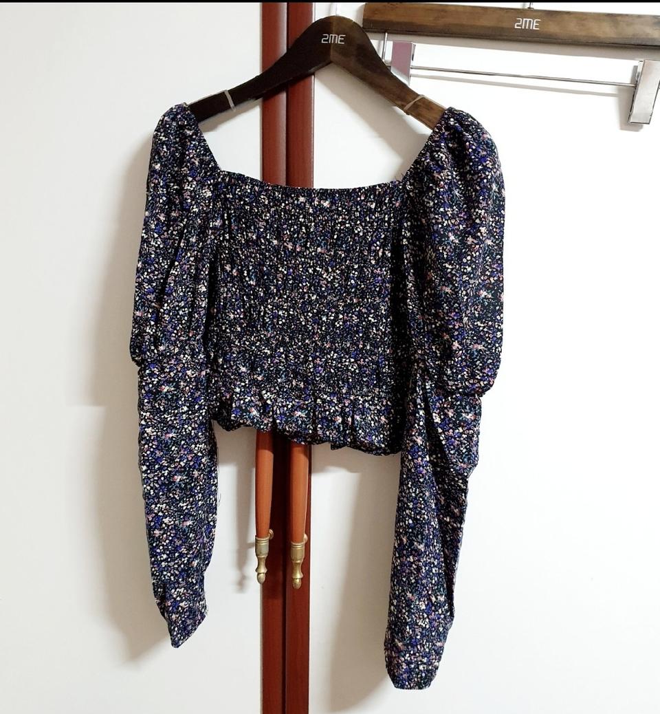 새상품) 스모크밴딩 크롭 오프숄더 퍼프소매 블라우스