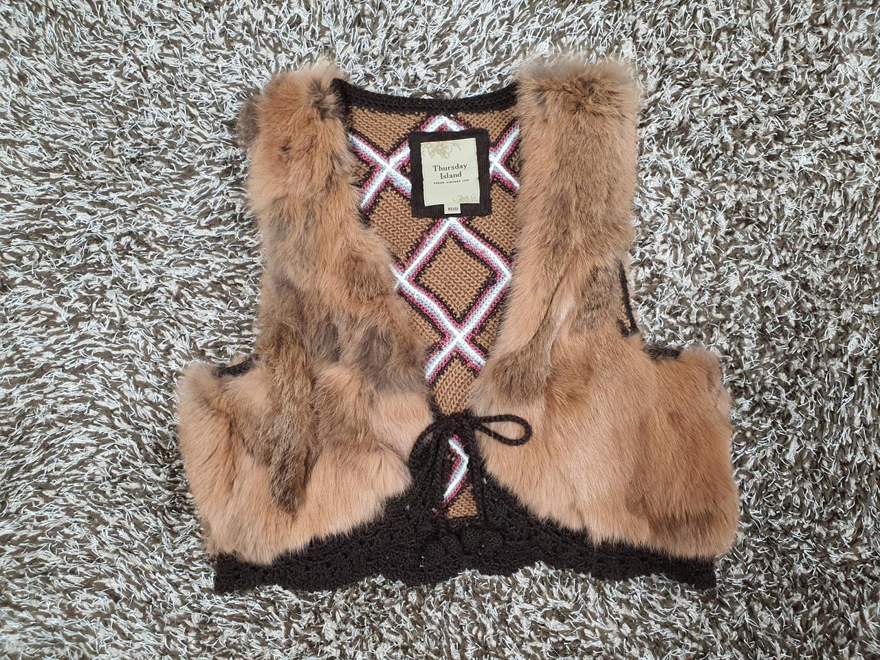 써스데이아일랜드 토끼털 조끼