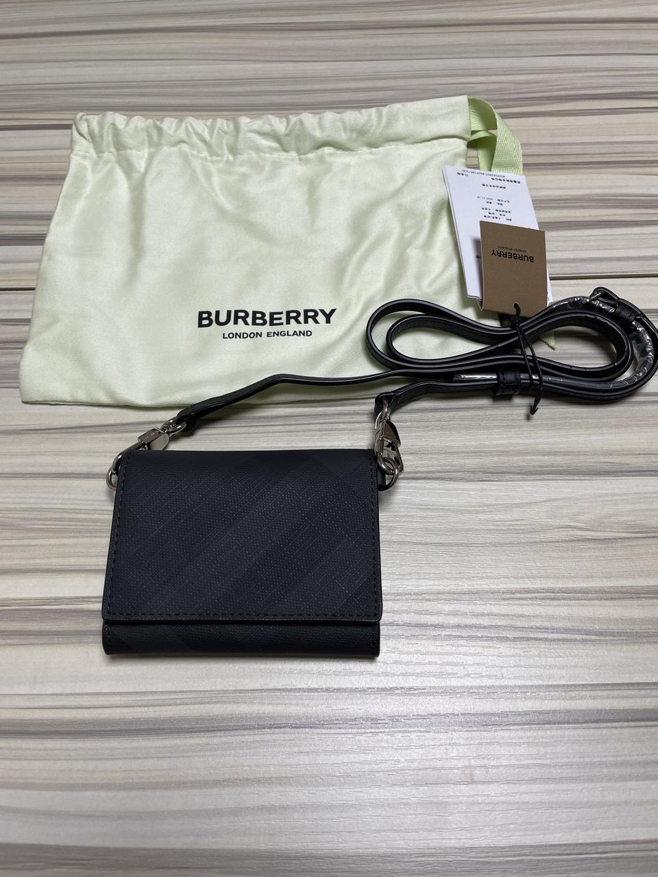 검수가능 버버리 스트랩 체크 지갑 새상품 8027166 A5656