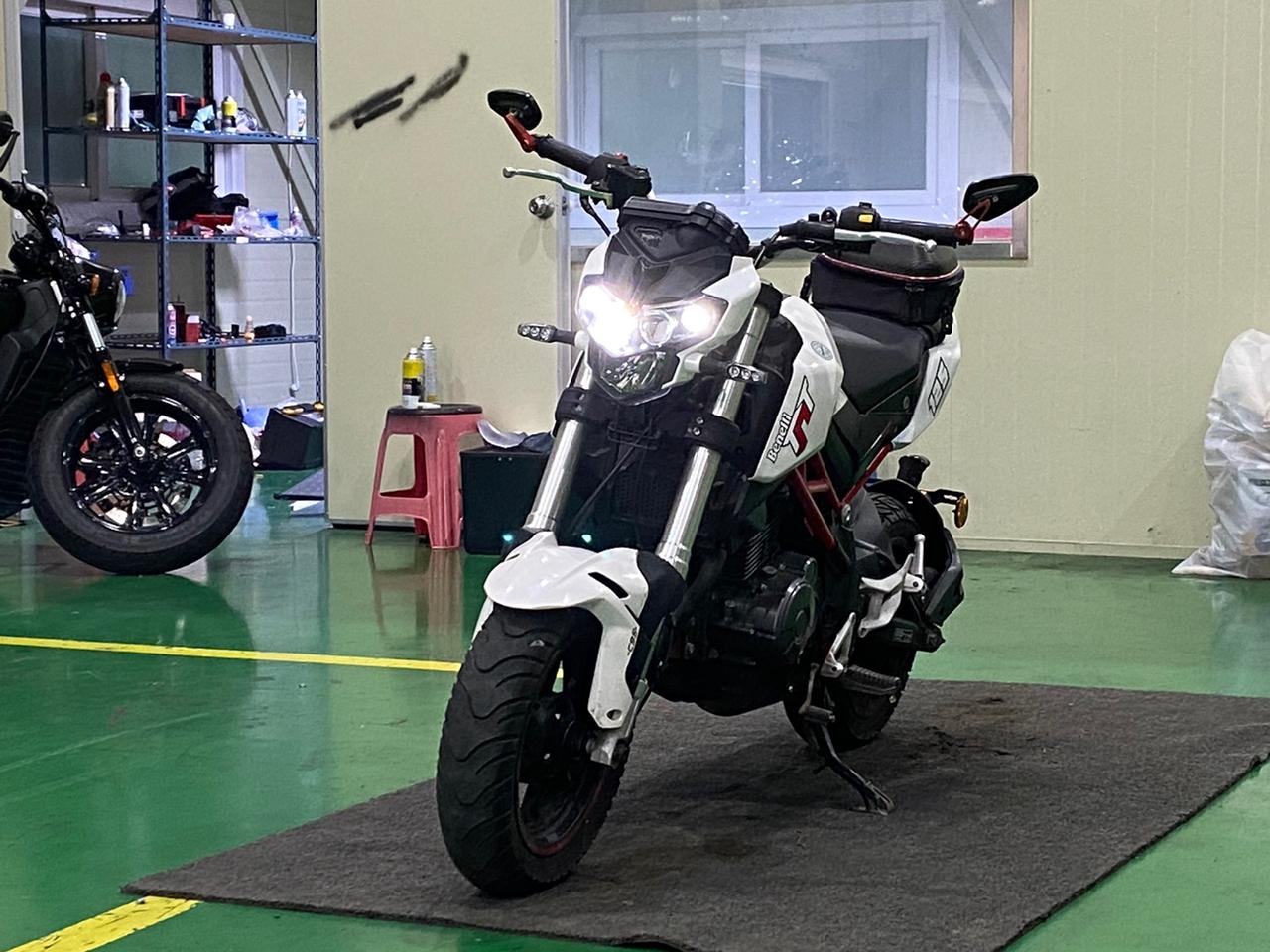 베넬리 TNT125 2019년형 9500km 깔끔한화이트차량 최저가로 판매합니다.