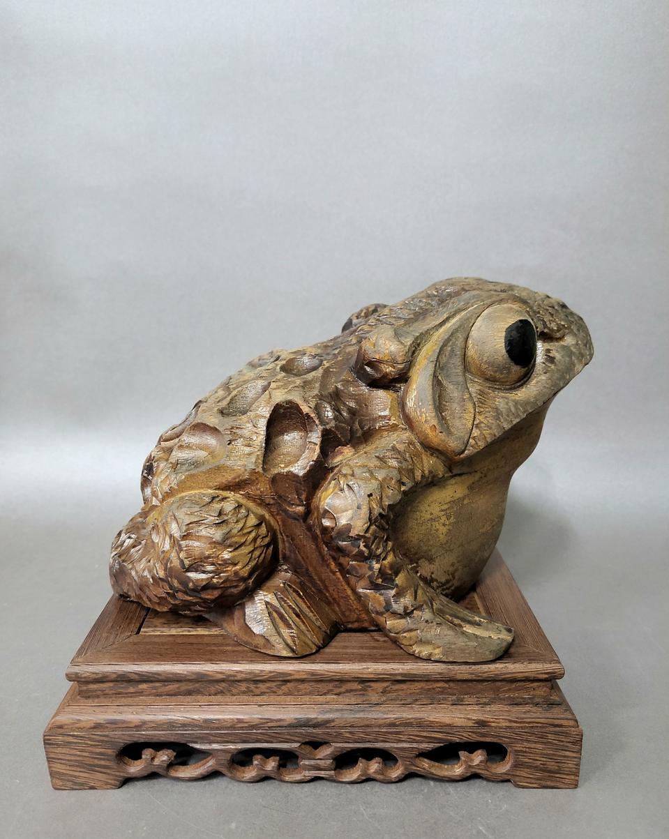 복두꺼비 나무조각