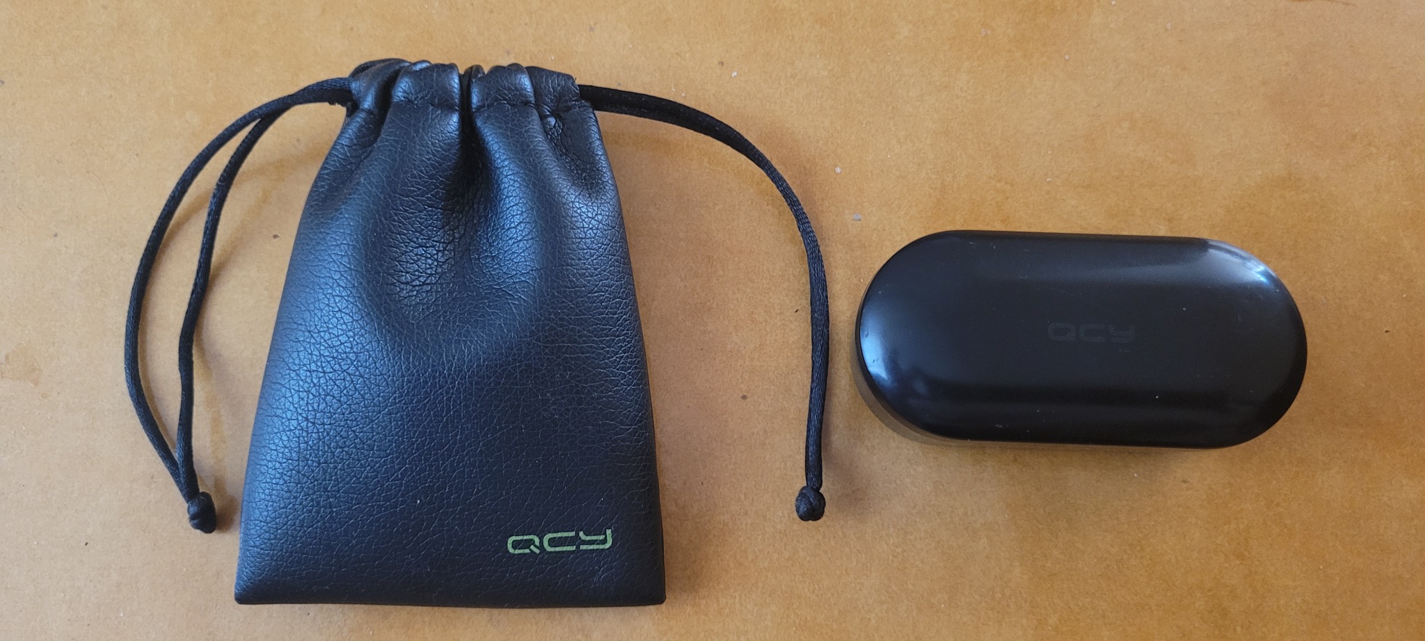 QCY T1 충전기(뚜껑있음)+가죽케이스 팝니다.