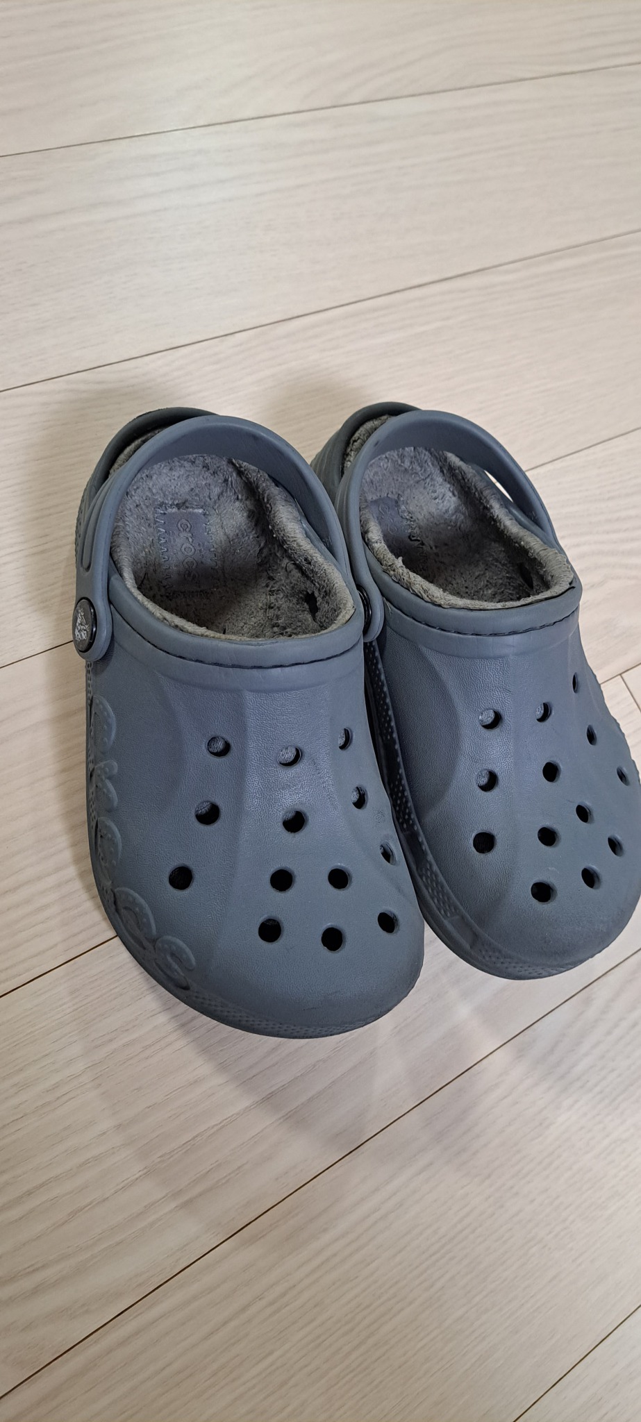 크록스 아동 털 슬리퍼