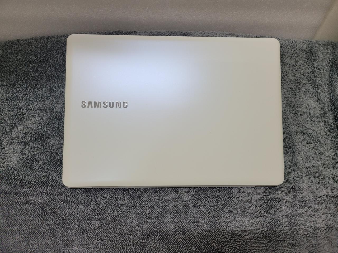 삼성 nt500r3w 램8g i3-7100 13인치 판매합니다.