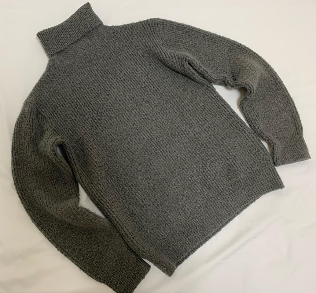 터틀넥 스웨터 차콜