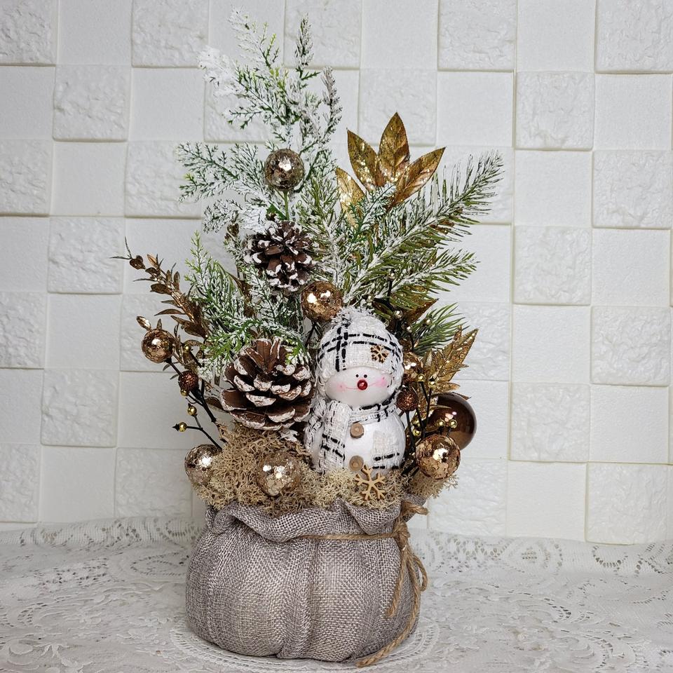 구여운 눈사람과 화이트 솔가지 조화