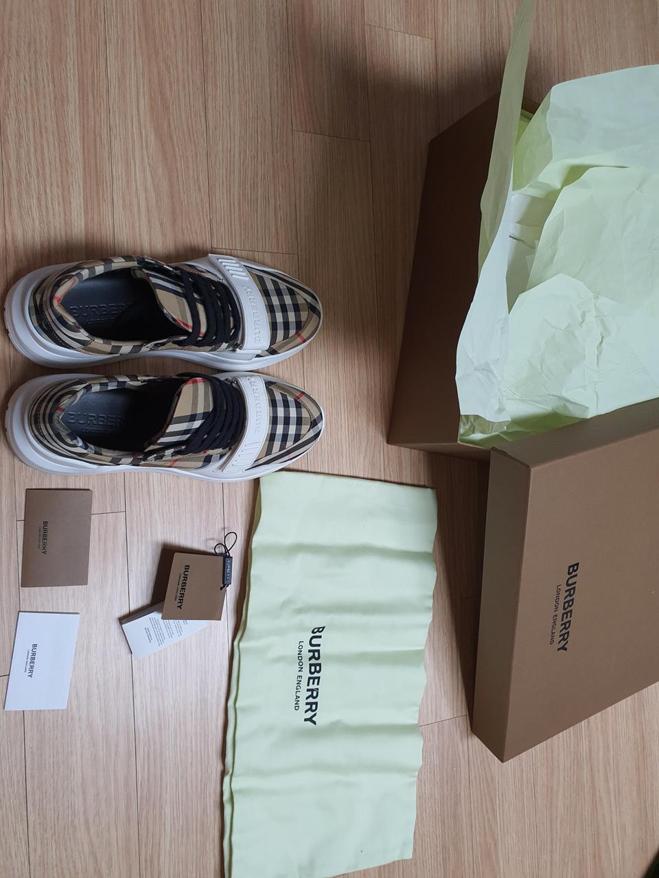 [새상품급]버버리 체크 스니커즈 싸게판매합니다