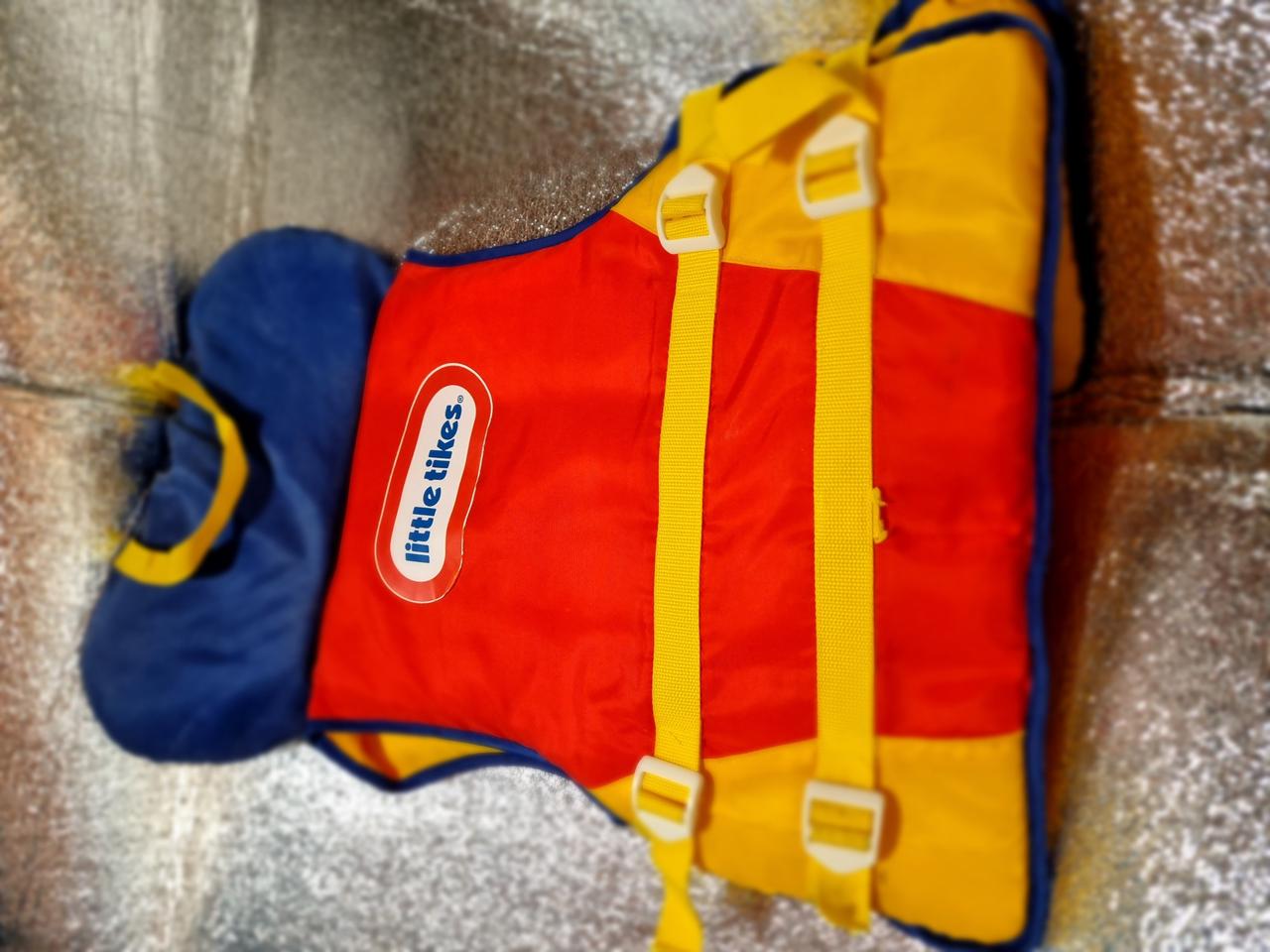 아동용 구명조끼와 인형과 할로윈모자