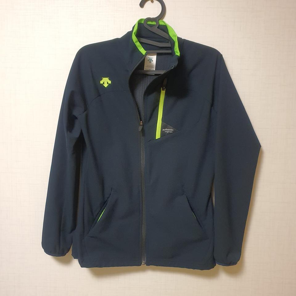 데상트 바람막이