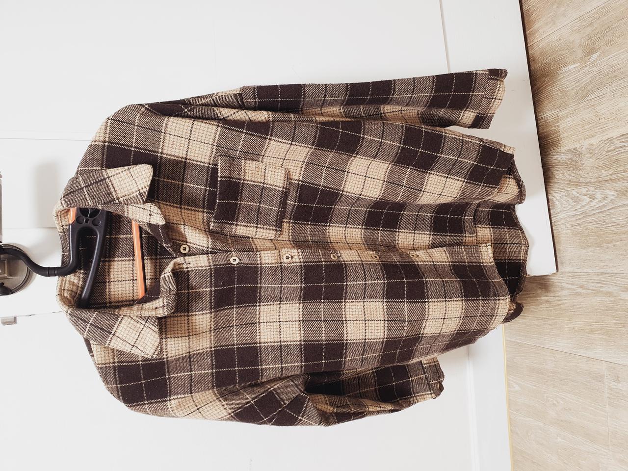 따뜻한 갈색 와이셔츠