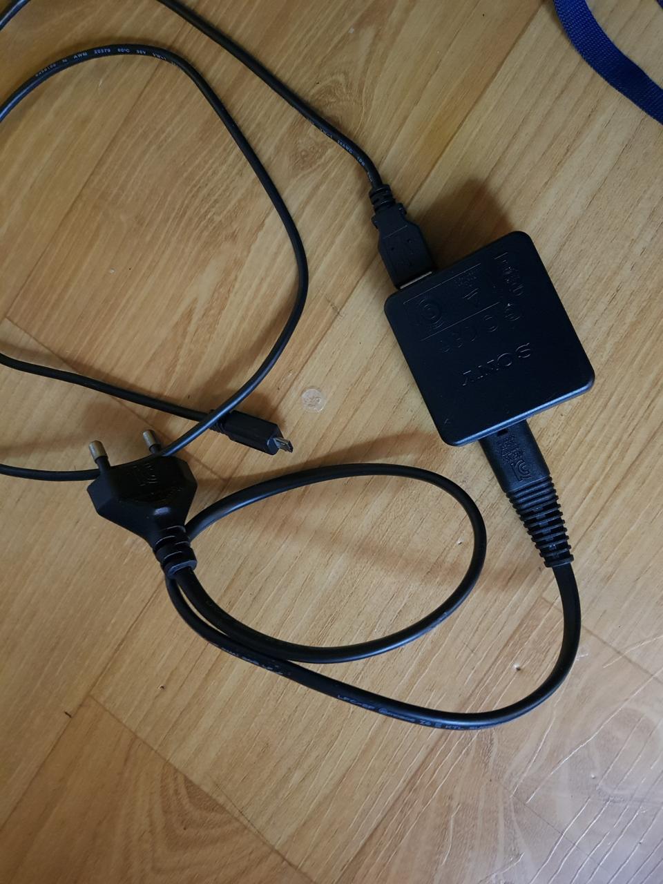 소니 미러리스카메라용 충전기(AC-UB10).